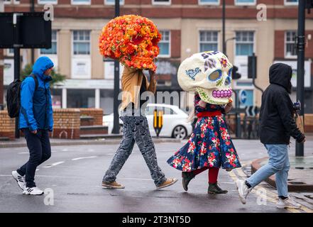 Skelettköpfe werden während eines Fotobesuchs für das All That Lives Festival durch das Stadtzentrum von LEEDS getragen, bei dem die Künstlerin Ellie Harrison und Zion Art Studio aus Mexiko den Tag der Toten in Yorkshire als Teil des LEEDS 2023 Year of Culture neu vorstellen. Bilddatum: Donnerstag, 26. Oktober 2023. Stockfoto