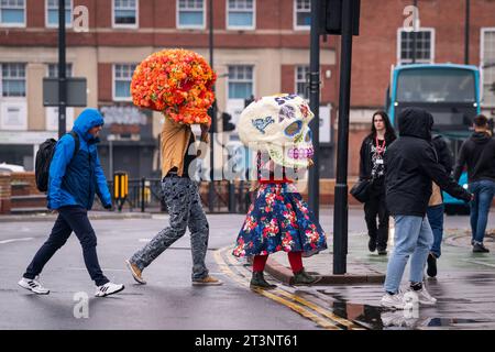Skelettköpfe werden während eines Fotobesuchs für das All That Lives Festival durch das Stadtzentrum von LEEDS getragen, bei dem die Künstlerin Ellie Harrison und Zion Art Studio aus Mexiko den Tag der Toten in Yorkshire als Teil des LEEDS 2023 Year of Culture neu vorstellen. Bilddatum: Donnerstag, 26. Oktober 2023. Stockfoto