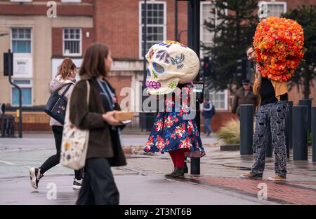 Skelettköpfe werden während eines Fotobesuchs für das All That Lives Festival durch das Stadtzentrum von LEEDS getragen, bei dem die Künstlerin Ellie Harrison und Zion Art Studio aus Mexiko den Tag der Toten in Yorkshire als Teil des LEEDS 2023 Year of Culture neu vorstellen. Bilddatum: Donnerstag, 26. Oktober 2023. Stockfoto