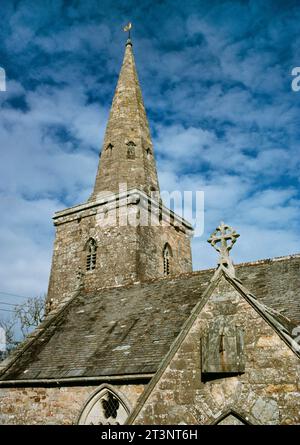 Blick auf den 13. Westturm und den Bachturm der St. Hilary's Church, St. Hilary, Cornwall, England, Großbritannien. Der Körper der Kirche wurde 1855 wieder aufgebaut. Stockfoto