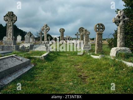 Fernsicht auf die Südseite eines mittelalterlichen Wegkreuzes, das in der Nähe des Friedhofs 65 m westlich der St. Uny's Church, Lelant, Cornwall, England, Großbritannien, wiedererrichtet wurde Stockfoto