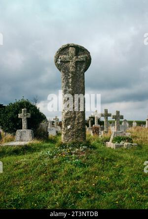 Nahaufnahme der Südseite eines mittelalterlichen Wegkreuzes, das in der Nähe des Friedhofs 65 m westlich der St. Uny's Church, Lelant, Cornwall, England, Großbritannien, wiedererrichtet wurde. Stockfoto