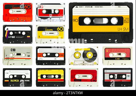 Alte Tonkassettensammlung auf weißem Hintergrund Stockfoto