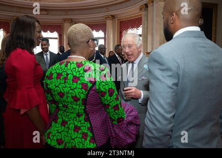 König Charles III begrüßt seine Gäste bei einem Empfang für führende Persönlichkeiten der britischen afrikanischen und karibischen Gemeinschaften im Buckingham Palace, London, im Vorfeld der Powerlist Black Excellence Awards. Bilddatum: Donnerstag, 26. Oktober 2023. Stockfoto