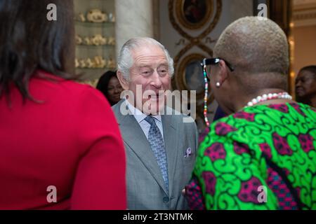 König Charles III begrüßt seine Gäste bei einem Empfang für führende Persönlichkeiten der britischen afrikanischen und karibischen Gemeinschaften im Buckingham Palace, London, im Vorfeld der Powerlist Black Excellence Awards. Bilddatum: Donnerstag, 26. Oktober 2023. Stockfoto