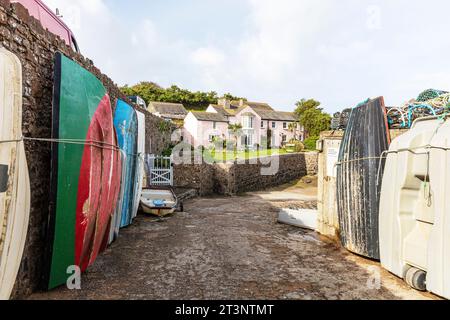 Bude Harbour, Bude Mündung, Bude, Cornwall, Vereinigtes Königreich, England, Bude Hafen, Hafen, rosa Haus, Boote, Boote, Bude Boote, Hafenschild, Slipway, Stockfoto