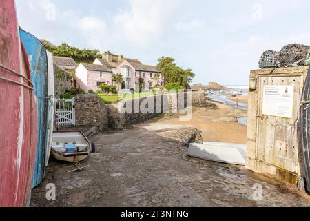 Bude Harbour, Bude Mündung, Bude, Cornwall, Vereinigtes Königreich, England, Bude Hafen, Hafen, rosa Haus, Boote, Boote, Bude Boote, Hafenschild, Slipway, Stockfoto