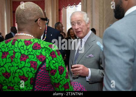 König Charles III begrüßt seine Gäste bei einem Empfang für führende Persönlichkeiten der britischen afrikanischen und karibischen Gemeinschaften im Buckingham Palace, London, im Vorfeld der Powerlist Black Excellence Awards. Bilddatum: Donnerstag, 26. Oktober 2023. Stockfoto