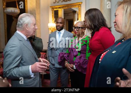 König Charles III begrüßt seine Gäste bei einem Empfang für führende Persönlichkeiten der britischen afrikanischen und karibischen Gemeinschaften im Buckingham Palace, London, im Vorfeld der Powerlist Black Excellence Awards. Bilddatum: Donnerstag, 26. Oktober 2023. Stockfoto