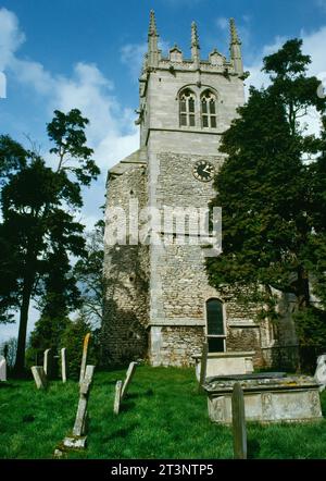 Blick auf NNE des späten 10. Jahrhunderts auf den angelsächsischen quadratischen Turm und den dazugehörigen runden Treppenturm am W End of All Saints Church, Hough-on-the-Hill, Lincolnshire, Großbritannien. Stockfoto