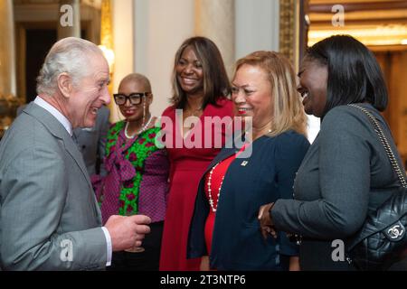 König Charles III begrüßt seine Gäste bei einem Empfang für führende Persönlichkeiten der britischen afrikanischen und karibischen Gemeinschaften im Buckingham Palace, London, im Vorfeld der Powerlist Black Excellence Awards. Bilddatum: Donnerstag, 26. Oktober 2023. Stockfoto