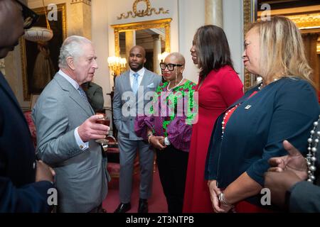 König Charles III begrüßt seine Gäste bei einem Empfang für führende Persönlichkeiten der britischen afrikanischen und karibischen Gemeinschaften im Buckingham Palace, London, im Vorfeld der Powerlist Black Excellence Awards. Bilddatum: Donnerstag, 26. Oktober 2023. Stockfoto