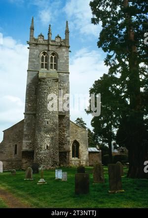 Blick E auf den Ende des 10. Jahrhunderts angelsächsischen quadratischen Turm und den dazugehörigen runden Treppenturm am W End of All Saints Church, Hough-on-the-Hill, Lincolnshire, Großbritannien. Stockfoto