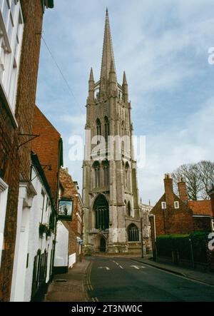 Blick auf NE entlang Westgate, Louth, England, Großbritannien, zum rechtwinkligen gotischen W-Turm und Turm der St. James' Church. Die heutige Kirche ist hauptsächlich 15. Jahrhundert. Stockfoto