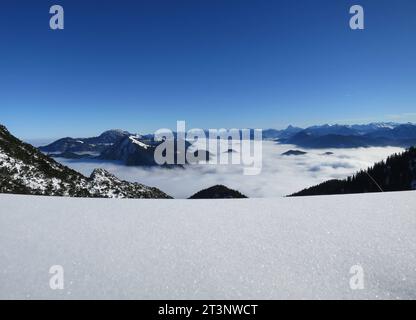 Herzogstand, Deutschland 16. November 2022: Hier am Herzogstand im Winter, Schnee, wandern, Bergsteigen, Tourismus, Ausflugsmagnet, Hotspot, Voralpen, hier der Blick auf ein Wolkenmeer auf Jochberg und Richtung Jachenau *** Herzogstand, Deutschland 16 November 2022 hier am Herzogstand im Winter, Schnee, Wandern, Bergsteigen, Tourismus, Ausflugsmagnet, Hotspot, Voralpen, hier der Blick auf ein Wolkenmeer auf Jochberg und Richtung Jachenau. Quelle: Imago/Alamy Live News Stockfoto