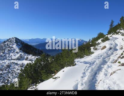 Herzogstand, Deutschland 16. November 2022: Hier am Herzogstand im Winter, Schnee, wandern, Bergsteigen, Tourismus, Ausflugsmagnet, Hotspot, Voralpen, Weg zum Gipfel, Schneewandern, links der Martinskopf *** Herzogstand, Deutschland 16. November 2022 hier am Herzogstand im Winter, Schnee, Wandern, Bergsteigen, Tourismus, Ausflugsmagnet, Hotspot, Ausläufer der Alpen, Weg zum Gipfel, Schneeräumung, links der Martinskopf Credit: Imago/Alamy Live News Stockfoto