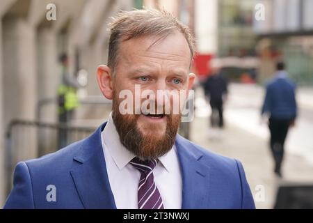 Detective Superintendent Andy Furphy spricht mit den Medien außerhalb des Old Bailey in Zentral-London, nachdem Amina Noor, 39, für schuldig befunden wurde, einer nicht-britischen Person geholfen zu haben, eine dreijährige britische Frau bei einer Reise nach Kenia im Jahr 2006 zu verstümmeln. in der ersten Verurteilung seiner Art. Bilddatum: Donnerstag, 26. Oktober 2023. Stockfoto