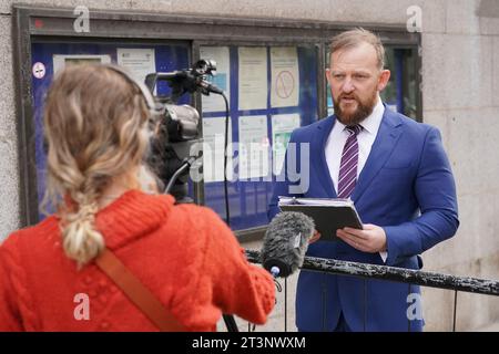 Detective Superintendent Andy Furphy spricht mit den Medien außerhalb des Old Bailey in Zentral-London, nachdem Amina Noor, 39, für schuldig befunden wurde, einer nicht-britischen Person geholfen zu haben, eine dreijährige britische Frau bei einer Reise nach Kenia im Jahr 2006 zu verstümmeln. in der ersten Verurteilung seiner Art. Bilddatum: Donnerstag, 26. Oktober 2023. Stockfoto