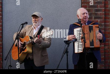 Die internationalen Künstler Foster und Allen präsentieren bei der Enthüllung einer Gedenktafel zum Gedenken an Sean Foster, das erste Kind, das beim Osteraufstand 1916 getötet wurde, am Sean Foster Place in Dublin. Mick Foster (rechts) ist ein Cousin von Sean Francis Foster, der das erste von 40 Kindern war, die während der Osterwoche 1916 getötet wurden. Bilddatum: Donnerstag, 26. Oktober 2023. Stockfoto
