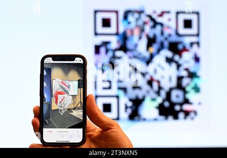 Prag, Tschechische Republik. Oktober 2023. Pressekonferenz der National Hockey League der Tschechischen Eishockey Hall of Fame in Prag, Tschechische Republik, 26. Oktober 2023. Fotografierte Tour durch die Hall of Fame gebrauchte VR, QR-Code, Smartphone. (CTK Photo/Katerina Sulova) Credit: Katerina Sulova/CTK Photo/Alamy Live News Stockfoto