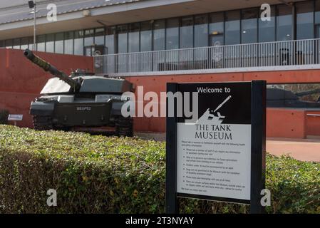 Schild und Challenger Tank am Eingang zum Bovington Tank Museum in England. Oktober 2023 Stockfoto