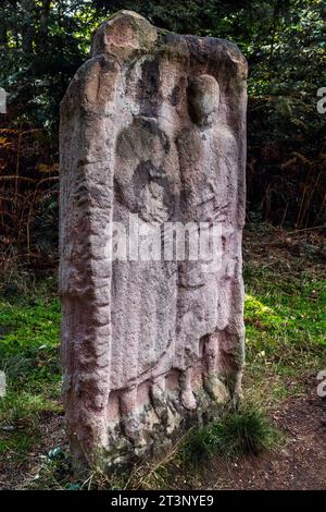 Eine aufrechte Grabstele des Schmieds und seiner Frau im keltischen Lager La Bure, einer befestigten Hochburg am Rande des Haute-Meurthe-Tals, Grand Stockfoto