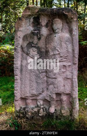 Eine aufrechte Grabstele des Schmieds und seiner Frau im keltischen Lager La Bure, einer befestigten Hochburg am Rande des Haute-Meurthe-Tals, Grand Stockfoto