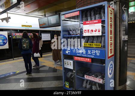 SEOUL, SÜDKOREA - 8. APRIL 2023: Gasmasken und andere Notausrüstungen werden in der U-Bahn-Station Seoul gelagert. Das U-Bahn-Netz in Seoul ist eines der größten Stockfoto