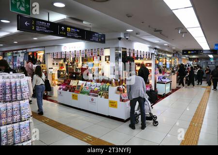 SEOUL, SÜDKOREA - 5. APRIL 2023: Besucher besuchen einen Souvenirladen im Myeongdong Underground Shopping Center in den unterirdischen Gehwegen von Myeongdong Statio Stockfoto