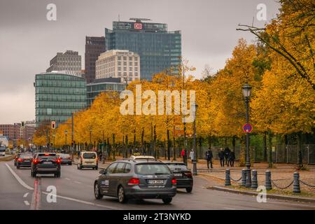 Herbstlich gefärbte Bäume an der Ebertstraße in Berlin-Mitte. Im Hintergrund Hochhäuser am Potsdamer Platz. *** Herbstfarbene Bäume auf der Ebertstraße in Berlin Mitte im Hintergrund Wolkenkratzer am Potsdamer Platz Credit: Imago/Alamy Live News Stockfoto