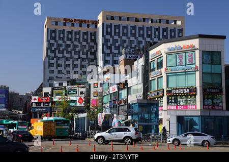 SUWON, SÜDKOREA - 8. APRIL 2023: Blick auf die Straße in der Innenstadt von Suwon. Es ist eine der größten Städte Südkoreas. Stockfoto
