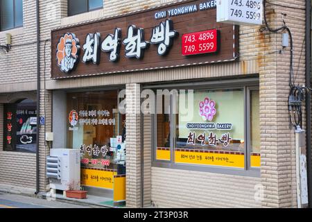 GYEONGJU, SÜDKOREA - 26. MÄRZ 2023: Berühmte Choi Yeonghwa Bäckerei, spezialisiert auf Gyeongju Brot in Südkorea. Stockfoto