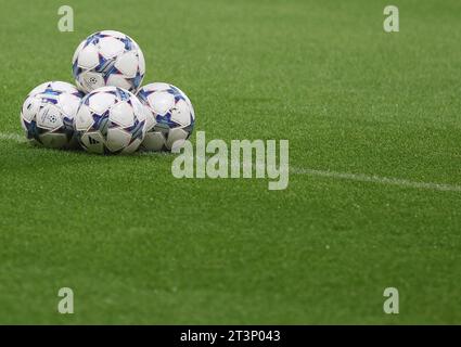 Newcastle upon Tyne, Großbritannien. Oktober 2023. Spielbälle während des Spiels der UEFA Champions League in St. James' Park, Newcastle Upon Tyne. Der Bildnachweis sollte lauten: Nigel Roddis/Sportimage Credit: Sportimage Ltd/Alamy Live News Stockfoto