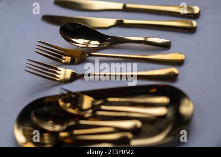 Dresden, Deutschland. Oktober 2023. Goldfarbenes Besteck liegt auf dem Tisch in einem Restaurant. Robert Michael/dpa/Alamy Live News Stockfoto