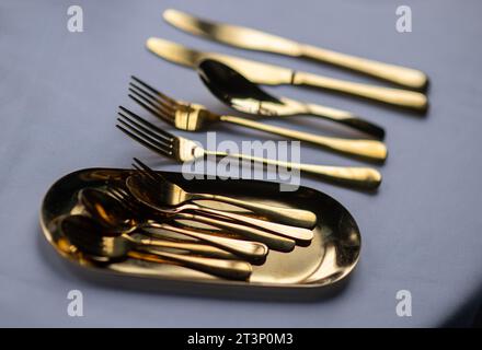 Dresden, Deutschland. Oktober 2023. Goldfarbenes Besteck liegt auf dem Tisch in einem Restaurant. Robert Michael/dpa/Alamy Live News Stockfoto