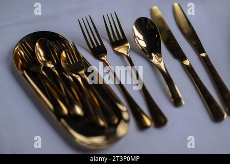 Dresden, Deutschland. Oktober 2023. Goldfarbenes Besteck liegt auf dem Tisch in einem Restaurant. Robert Michael/dpa/Alamy Live News Stockfoto