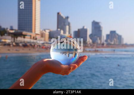 Skyline der Stadt Tel Aviv, Israel. Glaskugelreflexion. Stockfoto