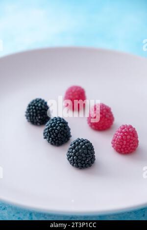 Rote und schwarze Waldbeeren-förmige Süßigkeiten in Makroaufnahme Stockfoto