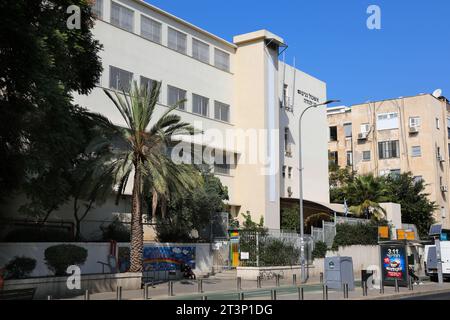 TEL AVIV, ISRAEL - 3. NOVEMBER 2022: Gordon Schule und Vorschulgebäude in Tel Aviv, Israel. Stockfoto