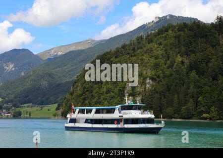 STROBL, ÖSTERREICH - 2. AUGUST 2022: Ausflugsboot kommt am Strobler Hafen an, einem kleinen Kurort am Wolfgangsee im Bundesland Salzburg. Stockfoto