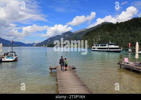 STROBL, ÖSTERREICH - 2. AUGUST 2022: Ausflugsboot kommt am Strobler Hafen an, einem kleinen Kurort am Wolfgangsee im Bundesland Salzburg. Stockfoto