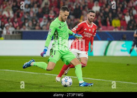 Lisboa, Portugal. Oktober 2023. Alejandro Remiro von Real Sociedad (L) und Rafa Silva von SL Benfica (R) während des Fußballspiels der UEFA CHAMPIONS LEAGUE Gruppe D zwischen Benfica und Real Sociedad im Estádio da Luz in Lissabon, Portugal Credit: Brazil Photo Press/Alamy Live News Stockfoto