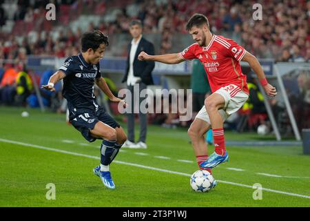 Lisboa, Portugal. Oktober 2023. Takefusa Kubo von Real Sociedad (L) und David Jurasek von SL Benfica (R) während des Gruppenspiels der UEFA CHAMPIONS LEAGUE zwischen Benfica und Real Sociedad im Estádio da Luz in Lissabon, Portugal Credit: Brazil Photo Press/Alamy Live News Stockfoto