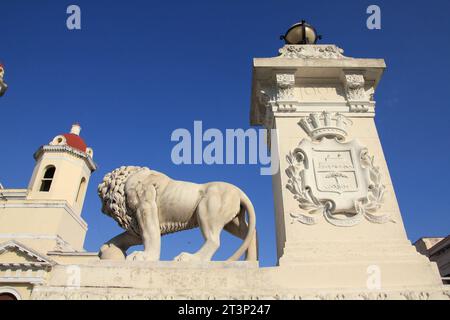 Kuba Stadt - Altstadt von Cienfuegos (UNESCO-Weltkulturerbe). Löwendenkmal auf dem Hauptplatz. Stockfoto