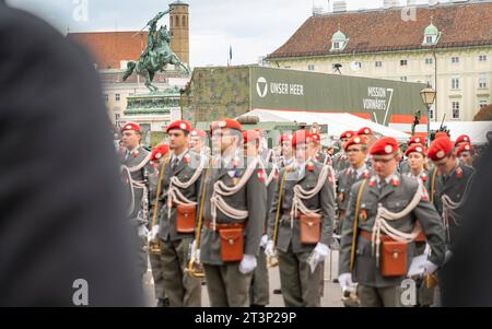 20223026 Nationalfeiertag 2023 Kranzniederlegung BP Van der Bellen WIEN, OESTERREICH - 26. OKTOBER: SoldatenInnen vor der Ankunft von dem Bundespraesident der Republik Oesterreich Alexander Van der Bellen und der Bundesministerin für Landesverteidigung Klaudia Tanner OeVP anlaesslich der Kranzniederlegung des Oesterreichischen Bundespraesidenten bei den offiziellen Feierlichkeiten am Nationalfeiertag 2023 beim aeusseren Burgtor am Wiener Heldenplatz am 26. Oktober 2023 in Wien, Oesterreich. 231026 SEPA 17 007 Copyright: XIsabellexOuvrardx SEPAxMedia Stockfoto