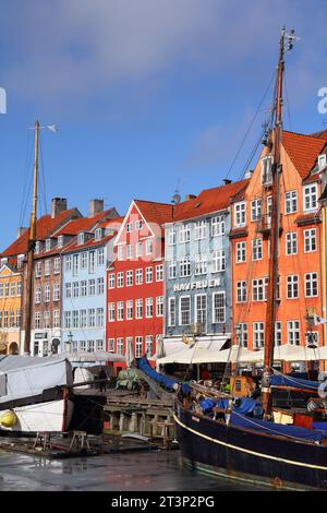 KOPENHAGEN, DÄNEMARK - 11. MÄRZ 2011: Menschen besuchen Nyhavn Bezirk in Kopenhagen, Dänemark. Copenhagen ist die am meisten besuchte Stadt in den nordischen Ländern wi Stockfoto