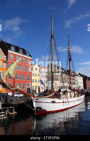 KOPENHAGEN, DÄNEMARK - 11. MÄRZ 2011: Menschen besuchen Nyhavn Bezirk in Kopenhagen, Dänemark. Copenhagen ist die am meisten besuchte Stadt in den nordischen Ländern wi Stockfoto