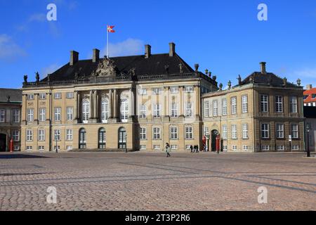 KOPENHAGEN, DÄNEMARK - 11. MÄRZ 2011: Besucher besuchen Amalienborg-Palast in Kopenhagen, Dänemark. Mit 1.3 ist sie die meistbesuchte Stadt in den nordischen Ländern Stockfoto