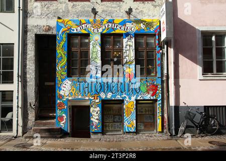 KOPENHAGEN, DÄNEMARK - 11. MÄRZ 2011: Tato Svend Tätowierstube im Bezirk Nyhavn in Kopenhagen, Dänemark. Tato Svend war ein legendärer tattookünstler Stockfoto