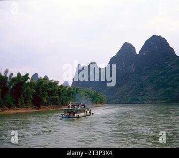 China. Provinz Guangxi. Li River Cruise Boot & Yuecheng Berge. Stockfoto